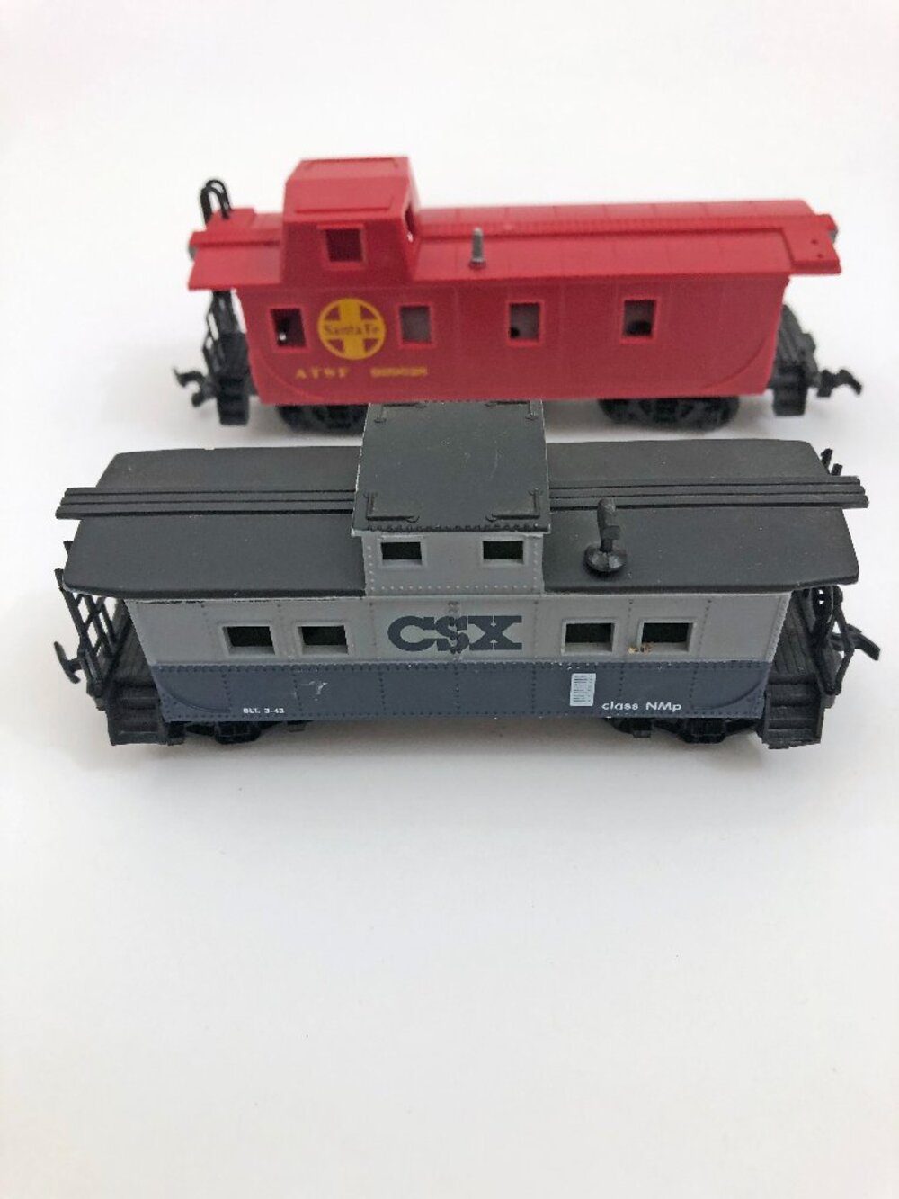 HO Scale Set-2 Cabooses Red Sante Fe & Gray/Black CSX